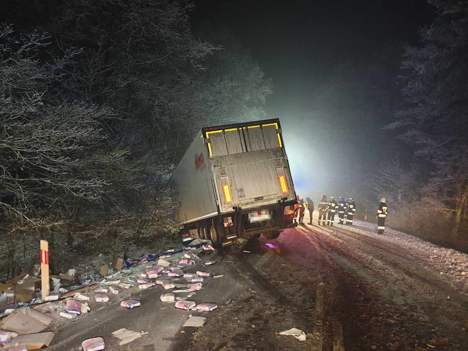 Jarocin. Zderzenie ciężarówki z busem na drodze wojewódzkiej 443. Jedna osoba jest poszkodowana  - Zdjęcie główne