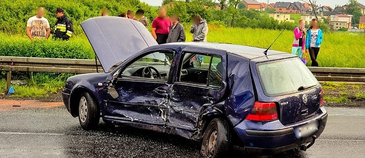BMW uderzyło w volkswagena. Kierowca zakleszczony [ZDJĘCIA] - Zdjęcie główne