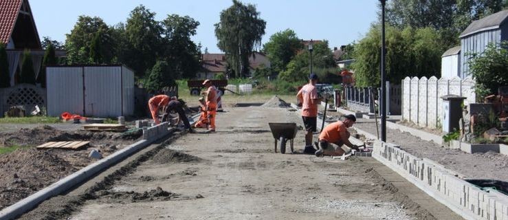 Nowa droga i chodnik przy ośrodku zdrowia. Do kiedy potrwają prace? - Zdjęcie główne