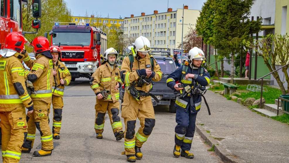  Pożar w bloku na czwartym piętrze. W akcji pięć zastępów straży pożarnej