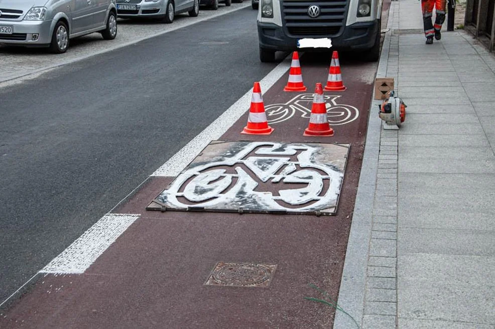 Parkują na nowych kontrapasach w Jarocinie. Czy tak można? - Zdjęcie główne