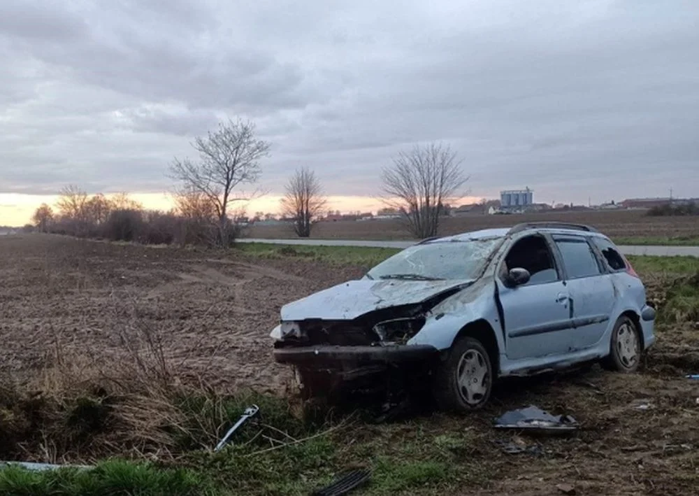 Na "podwójnym gazie" dachował autem w rowie. Potem uciekł z miejsca zdarzenia - Zdjęcie główne