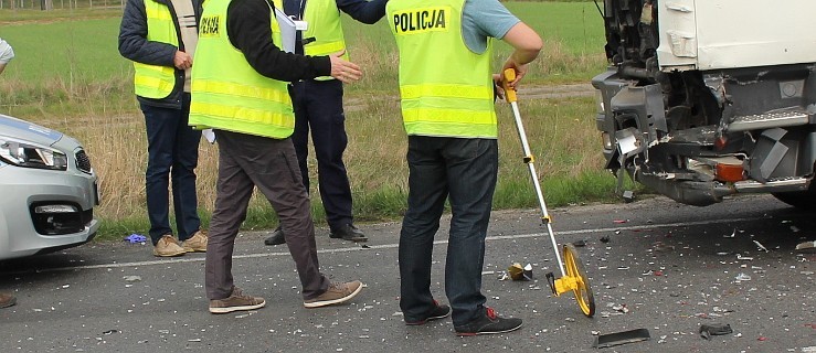 Trzy pojazdy zderzyły się na drodze krajowej    - Zdjęcie główne