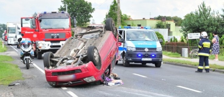 Wypadek na DK 11 w Witaszyczkach. Opel dachował po zderzeniu. 4 osoby w szpitalu - Zdjęcie główne
