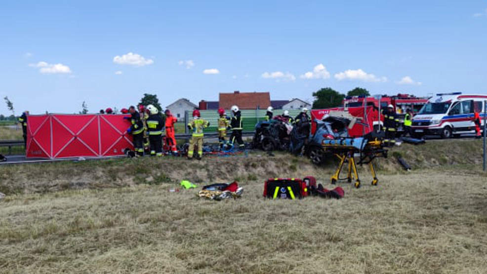 Śmiertelny wypadek na obwodnicy Jarocina. Czołowe zderzenie ciężarówki i opla mokki