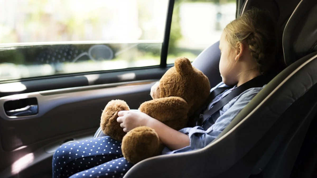 Na parkingu w Jarocinie zatrzasnęły się drzwi samochodu z kluczykami w stacyjce. W środku było roczne dziecko - Zdjęcie główne