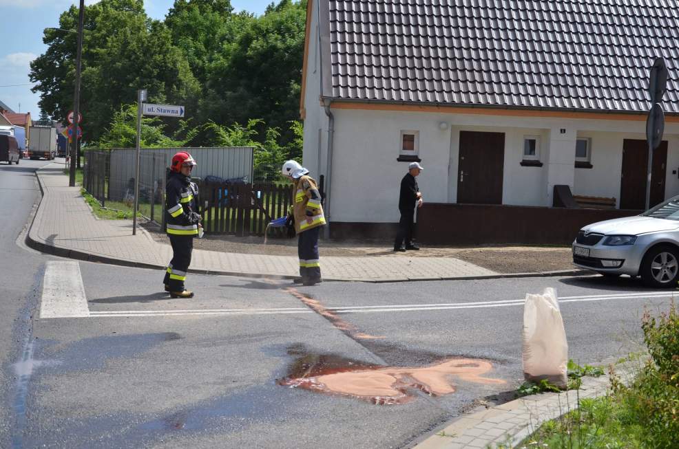 Ciężarówką uderzył w tył osobówki na DK 11 