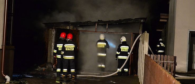 Garaż w ogniu. Strażacy w akcji  - Zdjęcie główne