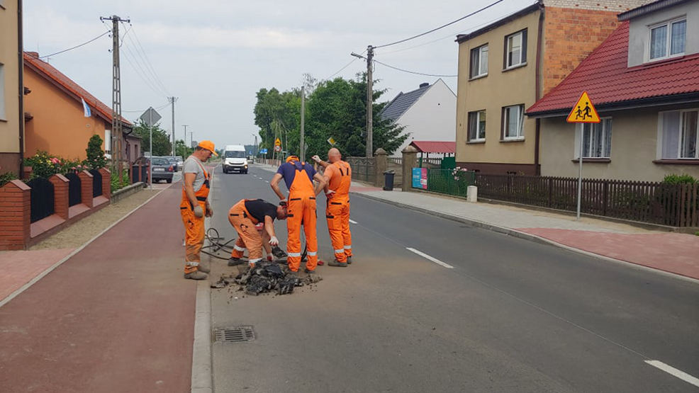 Drogowcy z młotem pneumatycznym pojawili się na nowo wybudowanej drodze Golina-Potarzyca-Rusko - Zdjęcie główne