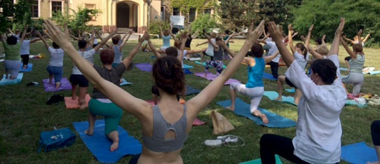 Kilkadziesiąt osób ćwiczyło jogę przed pałacem - Zdjęcie główne