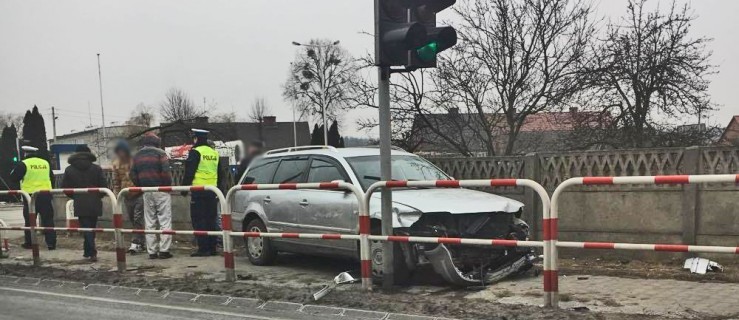 Wpadł volkswagenem na chodnik. Na miejscu policja - Zdjęcie główne