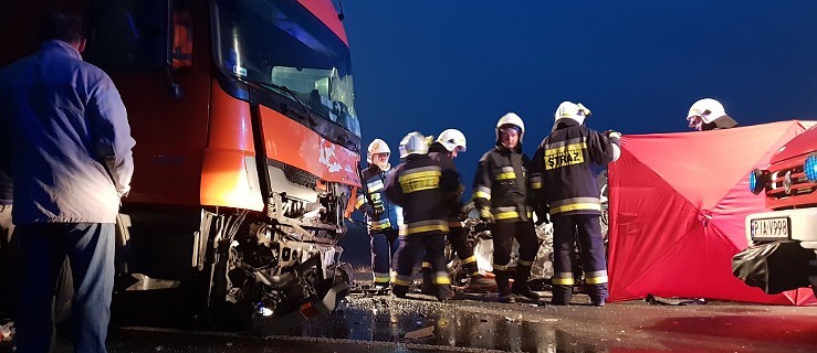 Śmiertelny wypadek na DK 11. Zderzenie auta osobowego z ciężarowym   - Zdjęcie główne