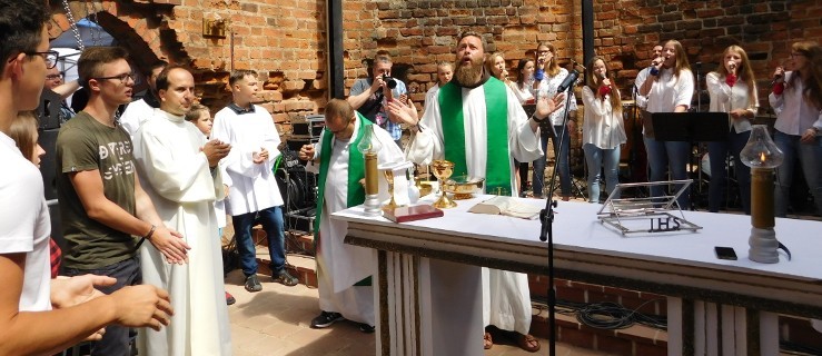 Kościół na Jarocin Festiwalu. Ojciec Kordian głosił kazanie na glanie [VIDEO, FOTO] - Zdjęcie główne