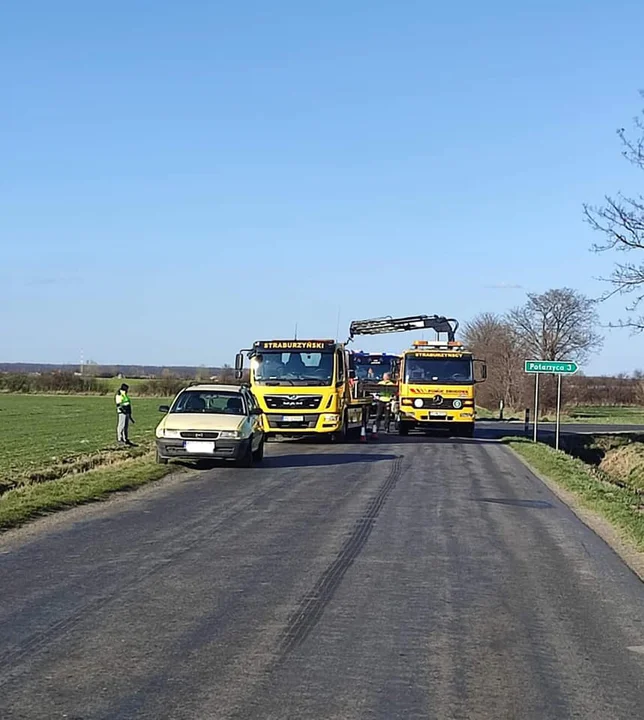 Auto w rowie przy drodze Rusko-Nosków  