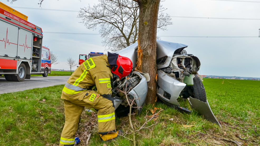 Nie zachował bezpieczeństwa, uderzył w drzewo i znalazł się w szpitalu