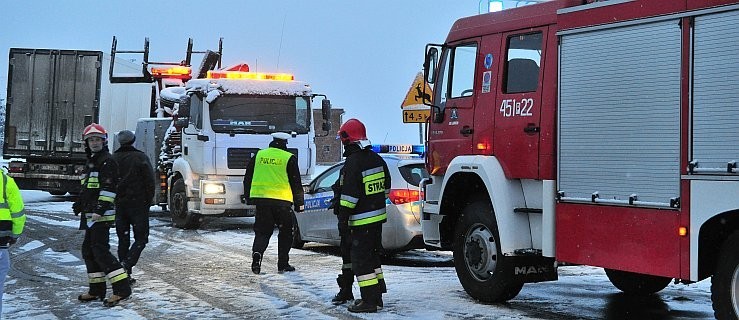 Ciężki poniedziałek na naszych drogach. Popadało. Tir w rowie. Ślizgawka [WIDEO] - Zdjęcie główne