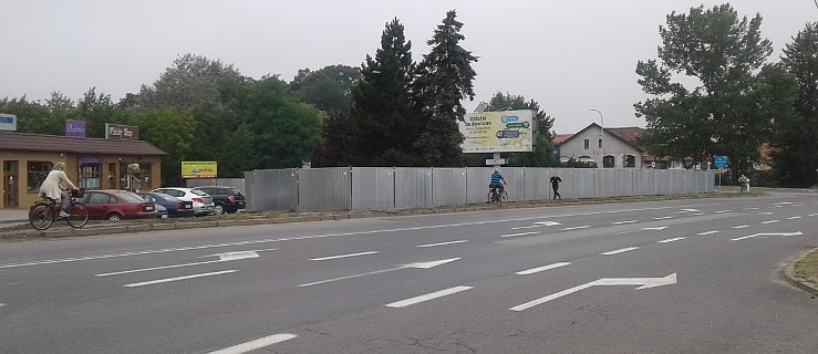 Postawili wysoki płot w centrum Jarocina. Co z parkingiem? - Zdjęcie główne