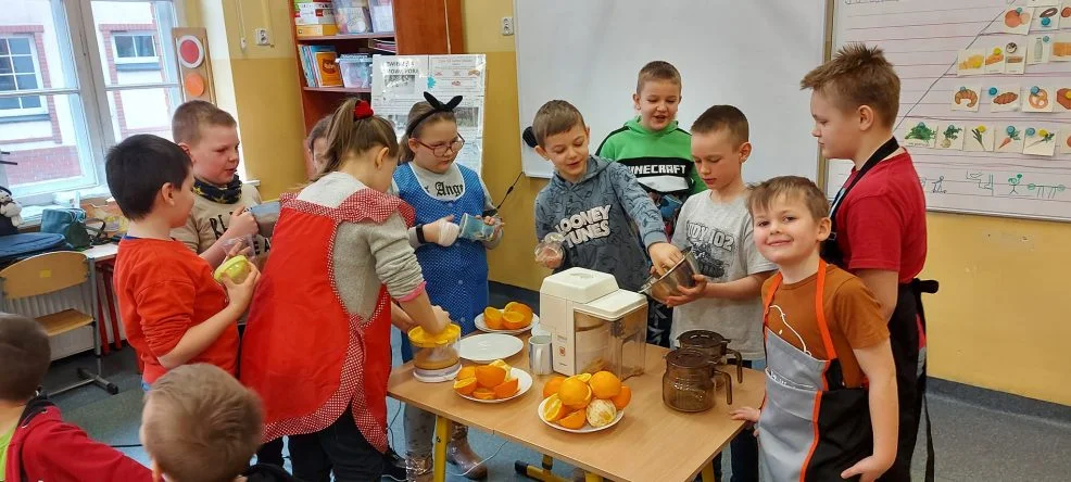 Oni wiedzą jak zdrowo żyć. Uczyli się o jedzeniu, robili soki i pływali - Zdjęcie główne