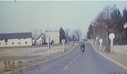  Motocyklem szalał po Chwalęcinie. Policja ukarała go wysokim mandatem  - Zdjęcie główne