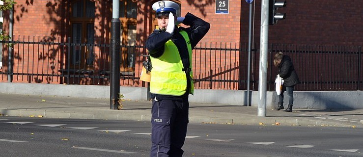  Zobacz, jak zachować się, kiedy policjant kieruje ruchem [WIDEO]   - Zdjęcie główne