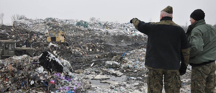 Jarocińscy żołnierze walczą z pożarem składowiska odpadów [LIVE]  - Zdjęcie główne