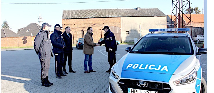  Policja z nowym radiowozem. Komendant podziękował burmistrzowi   - Zdjęcie główne