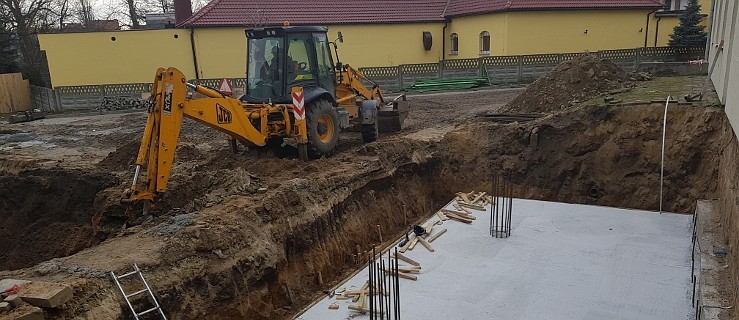 Ogrodzili szpital. Co się dzieje za wysokim płotem z desek? - Zdjęcie główne