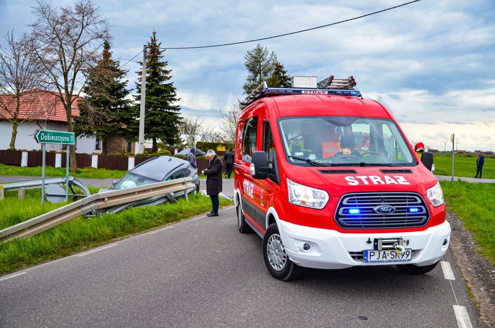 Zderzenie dwóch pojazdów. Hyundai staranował barierki. Mercedes zatrzymał się na polu