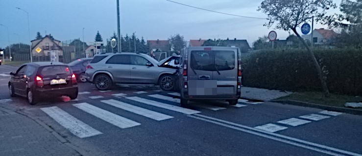 Zderzenie trzech pojazdów na feralnym skrzyżowaniu w Jarocinie - Zdjęcie główne