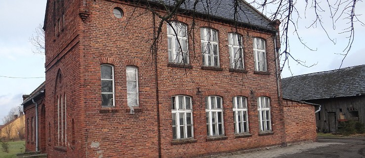 Brakuje mieszkań socjalnych, a starą szkołę sprzedali     - Zdjęcie główne