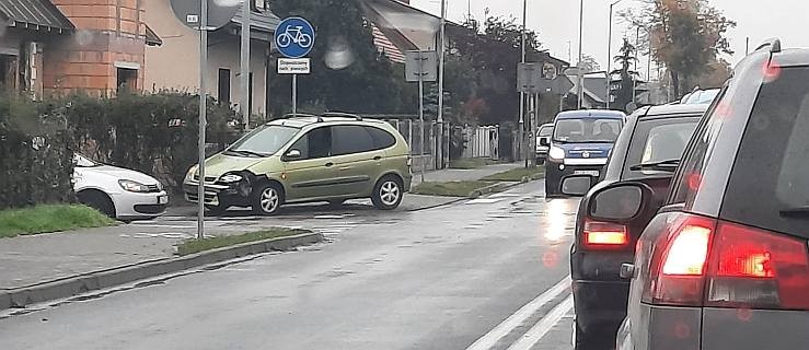 Znów zderzenie na skrzyżowaniu Żerkowska - Maratońska w Jarocinie. Policja kieruje ruchem  - Zdjęcie główne