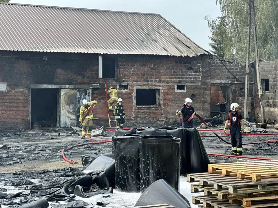 Ogromny pożar hali w gminie Żerków [ZDJĘCIA, WIDEO] - Zdjęcie główne