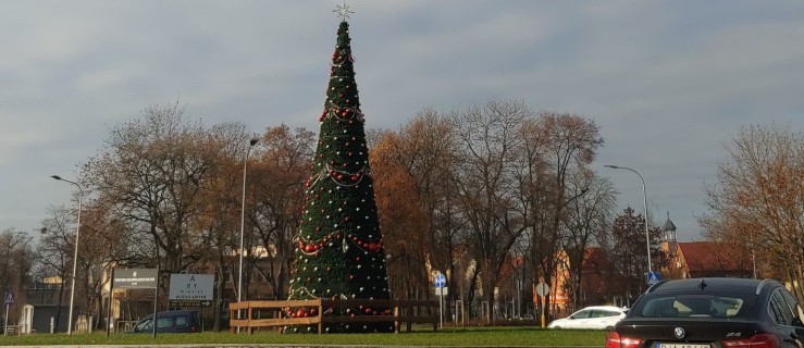 Idą święta! Jarocińska choinka stoi już na rondzie. Wiemy, kiedy rozbłyśnie [ZDJĘCIA] - Zdjęcie główne