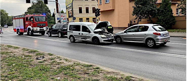 Zderzenie czterech pojazdów. Jedna osoba nieprzytomna trafiła do szpitala - Zdjęcie główne