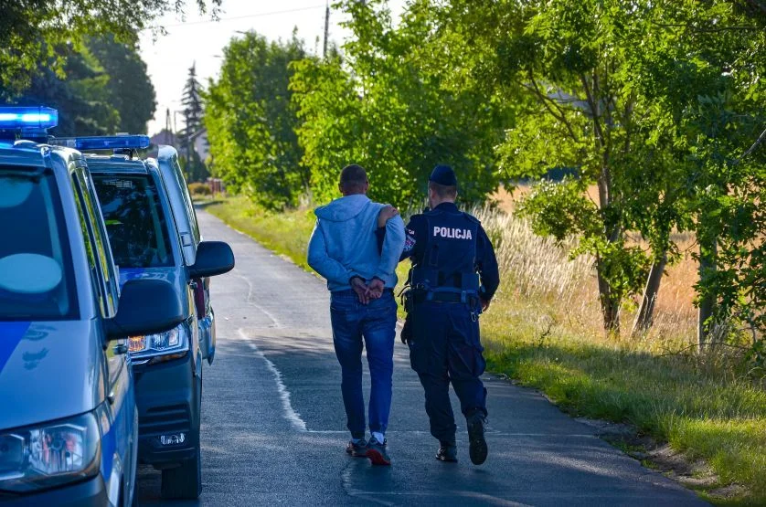 Pijany kierowca mercedesa uderzył w hydrant, latarnię uliczną i ogrodzenie na ul. Siedlemińskiej w Jarocinie [ZDJĘCIA] - Zdjęcie główne