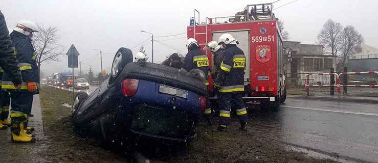 Wypadek na krajowej "12". Opel na dachu. Trudne warunki - Zdjęcie główne