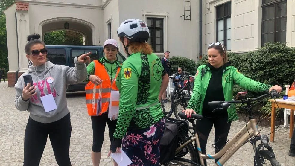 Ponad 100 rowerzystów jedzie w „Odjazdowym Bibliotekarzu” [ZDJECIA] - Zdjęcie główne