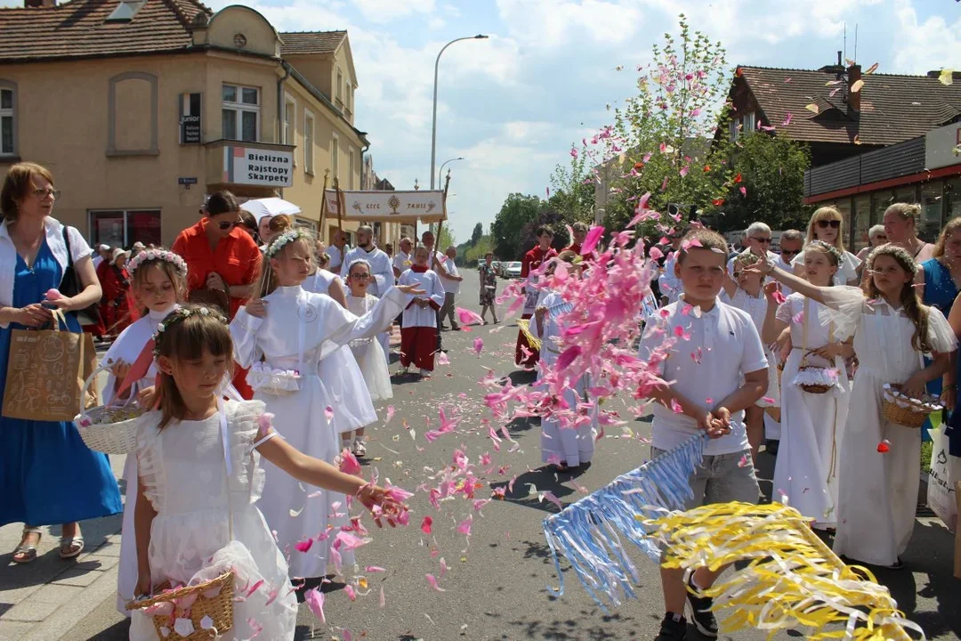 Jutro uroczystość Bożego Ciała. W Jarocinie trzy procesje do czterech ołtarzy i koncert w ruinach - Zdjęcie główne