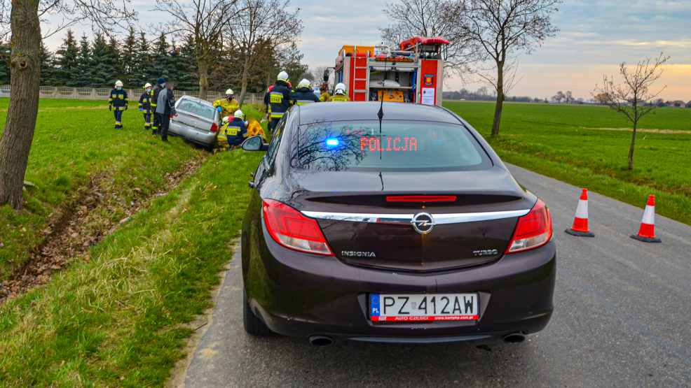 Nie zachował bezpieczeństwa, uderzył w drzewo i znalazł się w szpitalu