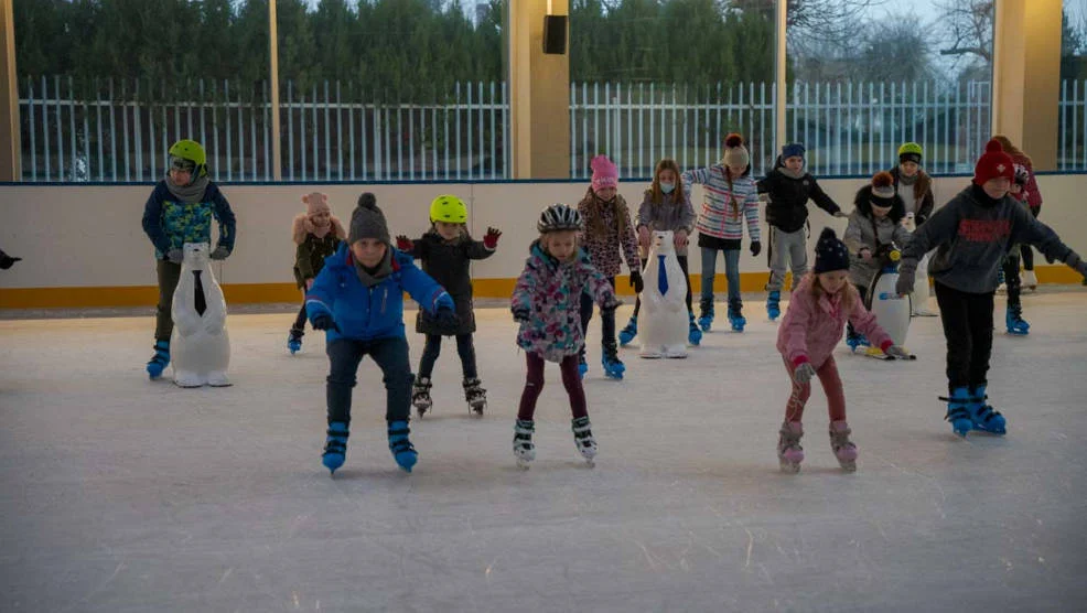 Ponad 500 dzieci z 18 podstawówek z gminy Jarocin nauczy się jeździć na łyżwach i pływać - Zdjęcie główne