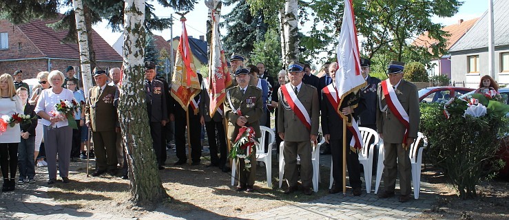 Jarocińscy Sybiracy spotkali się pod Krzyżem Martyrologii  - Zdjęcie główne
