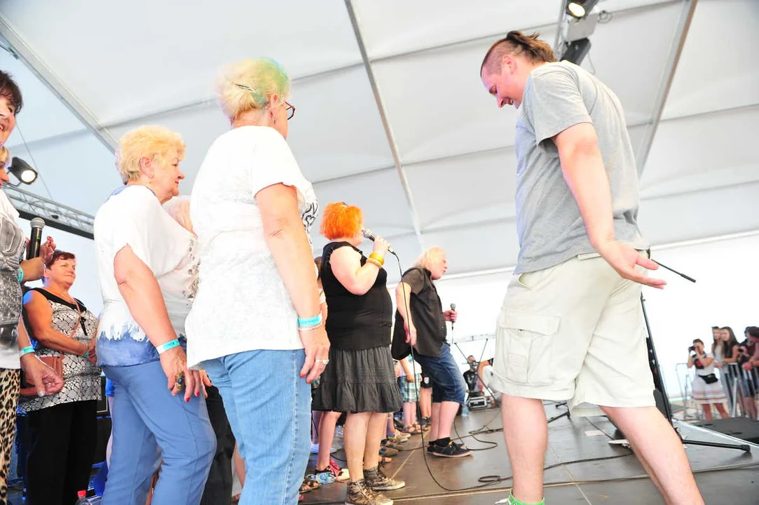 Roman Kostrzewski na Jarocin Festiwal 2015. Na scenie z Dziećmi Jarocina 