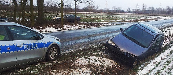  Renault wjechała do rowu. Trafiła do szpitala - Zdjęcie główne