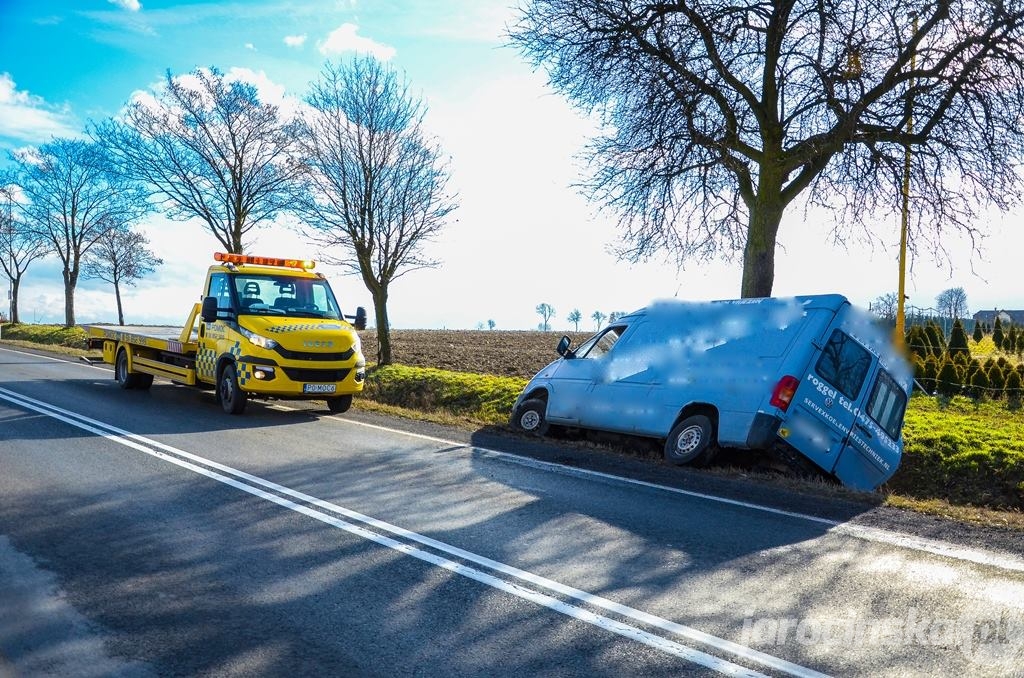 Jarocin. Auto na lawecie czy laweta na aucie - Zdjęcie główne