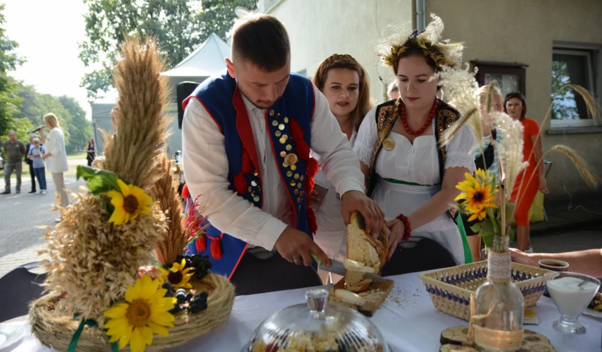 Starostowie częstowali chlebem. Dożynki w Bachorzewie [ZDJĘCIA] - Zdjęcie główne