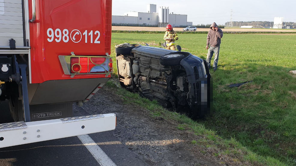 Auto wjechało do rowu przy drodze krajowej nr 15. Jedna osoba poszkodowana - Zdjęcie główne