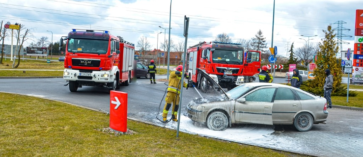 Pożar samochodu na stacji paliw w Jarocinie - Zdjęcie główne