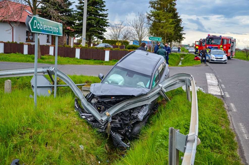 Zderzenie dwóch pojazdów. Hyundai staranował barierki. Mercedes zatrzymał się na polu