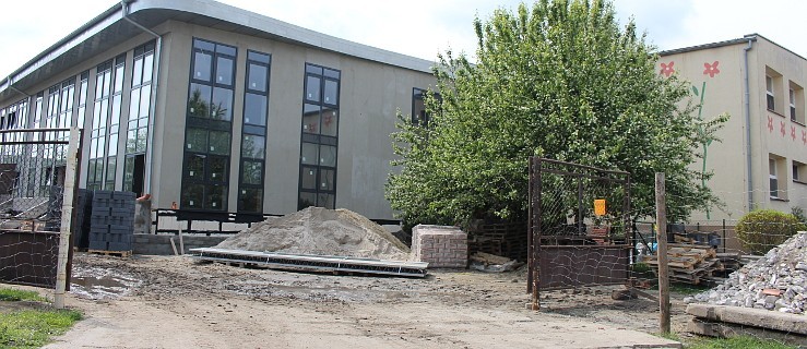 Mobilne ściany w szkole i wyjście na ogródek  - Zdjęcie główne