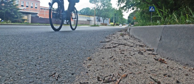 Rowerzysta pyta, drogowcy odpowiadają. Piasek leży…  - Zdjęcie główne